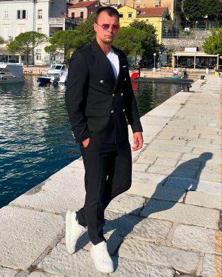 ❗❗❗Novinka❗❗❗ ⚜️ Pánsky čierny dvojradový oblek Rome Komplet: sako nohavice Model si môžete zakúpiť na e-shope 🔰...